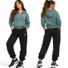 Дамски спортен екип Nike Suit HJ0995-8076 017 Дамски анцуг Nike Suit HJ0995-8076 017 - зелено горнище и черно долнище